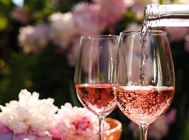 Weinglas in das Rosewein gegossen wird